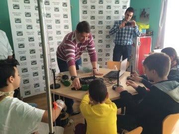 Los niños del Hospital Poniente de Almería disfrutan de los talleres de radio de Onda Cero