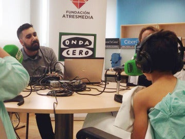 Los niños del Hospital Materno Infantil de Badajoz disfrutan de los talleres de radio de Onda Cero