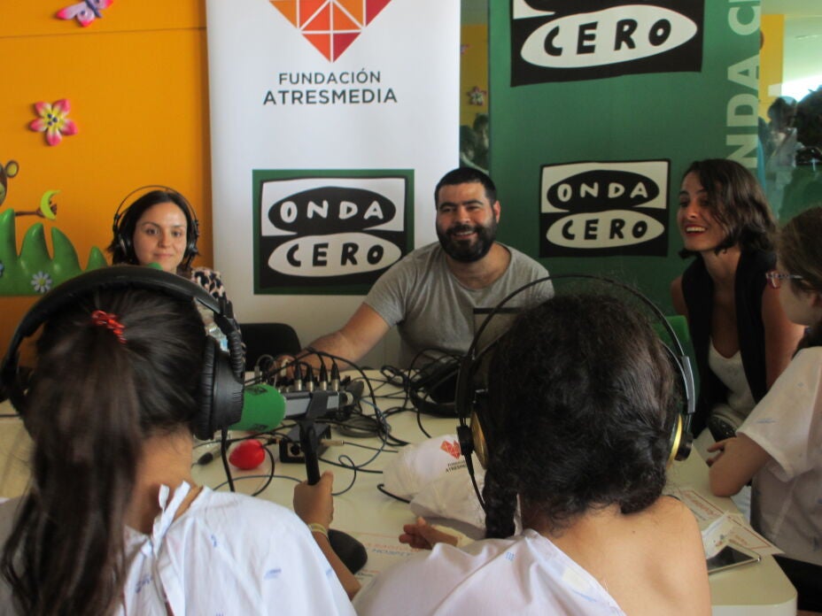 Los niños del Hospital Son Espases disfrutan con el taller de radio 