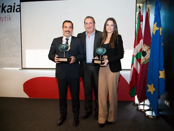Josebi Hernández (MAPFRE), Agustín Calvo (Fundación IKASLAN) y Andrea Morato (Fundación ATRESMEDIA)