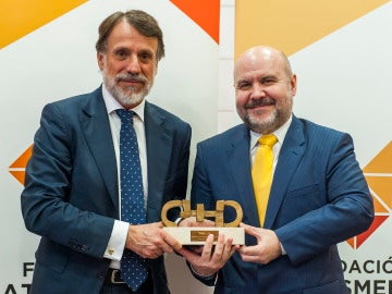 José Creuheras, ha recogido el galardón que ha entregado Luis Cayo, presidente del CERMI.