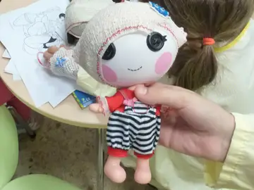 Los pequeños pacientes aprenden a ser médicos con peluches Los pequeños pacientes aprenden a ser médicos con peluches