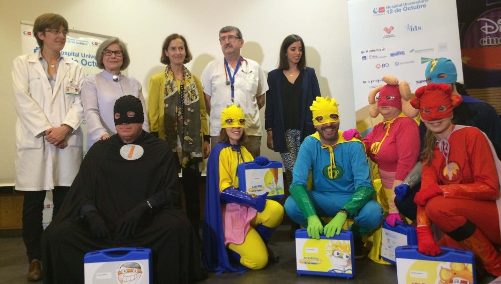 Seis superhéroes llegan al Hospital 12 de Octubre de Madrid para ayudar a niños con cáncer 