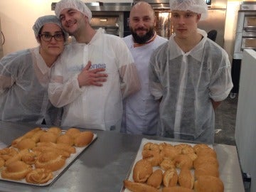 Jóvenes con discapacidad intelectual participan en un taller de panadería 
