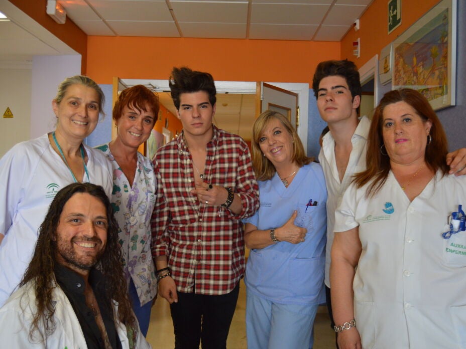 Los Gemeliers cantan y bailan con los niños del Hospital Virgen de la Macarena