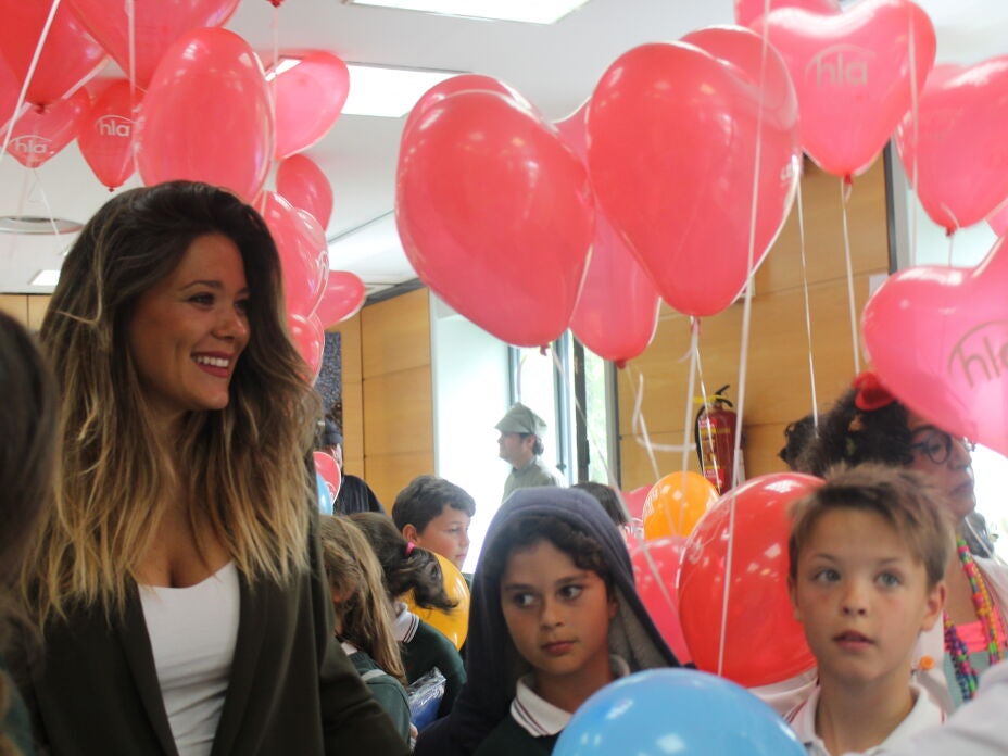 La cantante Lorena Gómez visita y llena de emoción el Hospital Universitario La Paz 