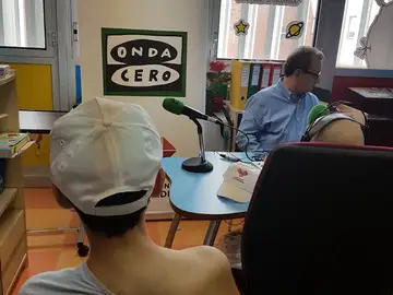 Los niños convierten el aula hospitalaria en un estudio de radio Los niños convierten el aula hospitalaria en un estudio de radio