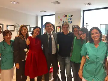Manel Fuentes lee cuentos a los niños hospitalizados Manel Fuentes lee cuentos a los niños hospitalizados