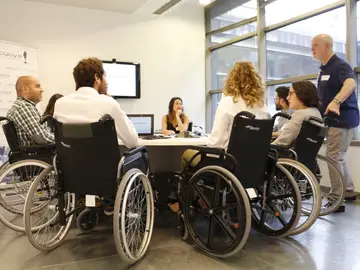 Los empleados del Grupo Secuoya se ponen en la piel de personas con discapacidad Los empleados del Grupo Secuoya se ponen en la piel de personas con discapacidad