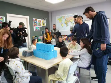 Los finalistas de la Copa del Rey de Baloncesto visitan a los niños ingresados en el Hospital 12 de Octubre Los finalistas de la Copa del Rey de Baloncesto visitan a los niños ingresados en el Hospital 12 de Octubre