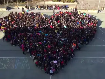 Los niños del colegio Sagrada Familia de Madrid lanzan sus besos el Día del Niño Hospitalizado Los niños del colegio Sagrada Familia de Madrid lanzan sus besos el Día del Niño Hospitalizado