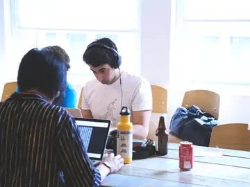 Aulas Profesionales de Emprendimiento para fomentar el autoempleo de los alumnos de FP Aulas Profesionales de Emprendimiento para fomentar el autoempleo de los alumnos de FP