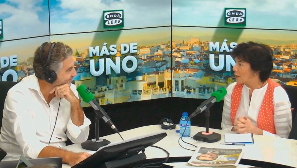 Isabel Celaá durante la entrevista en Más de uno con Carlos Alsina
