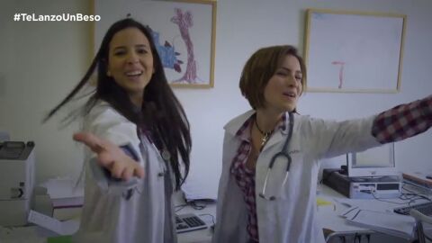 Lanzar un beso a las personas que más queremos