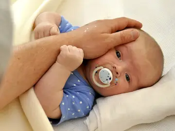 Piel con piel entre padre e hijo para mantener el vínculo tras el parto Piel con piel entre padre e hijo para mantener el vínculo tras el parto