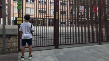 Un niño en la vuelta al cole 2020-2021 en Elche.