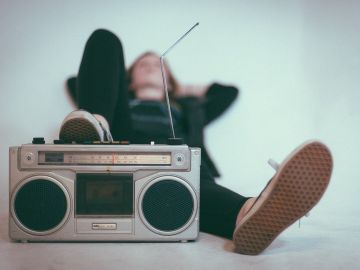 Joven escuchando la radio