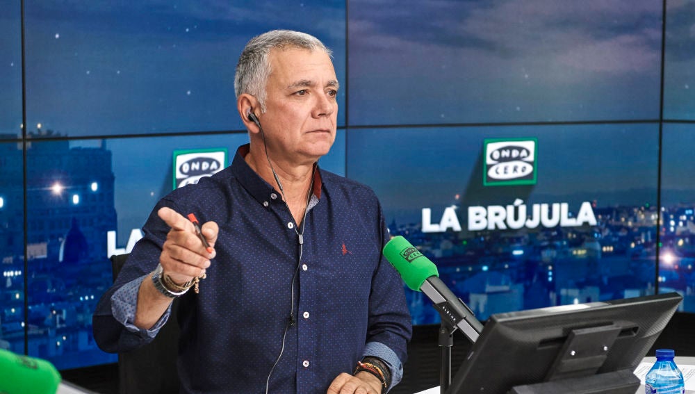 Juan Ramón Lucas presentador de La Brújula