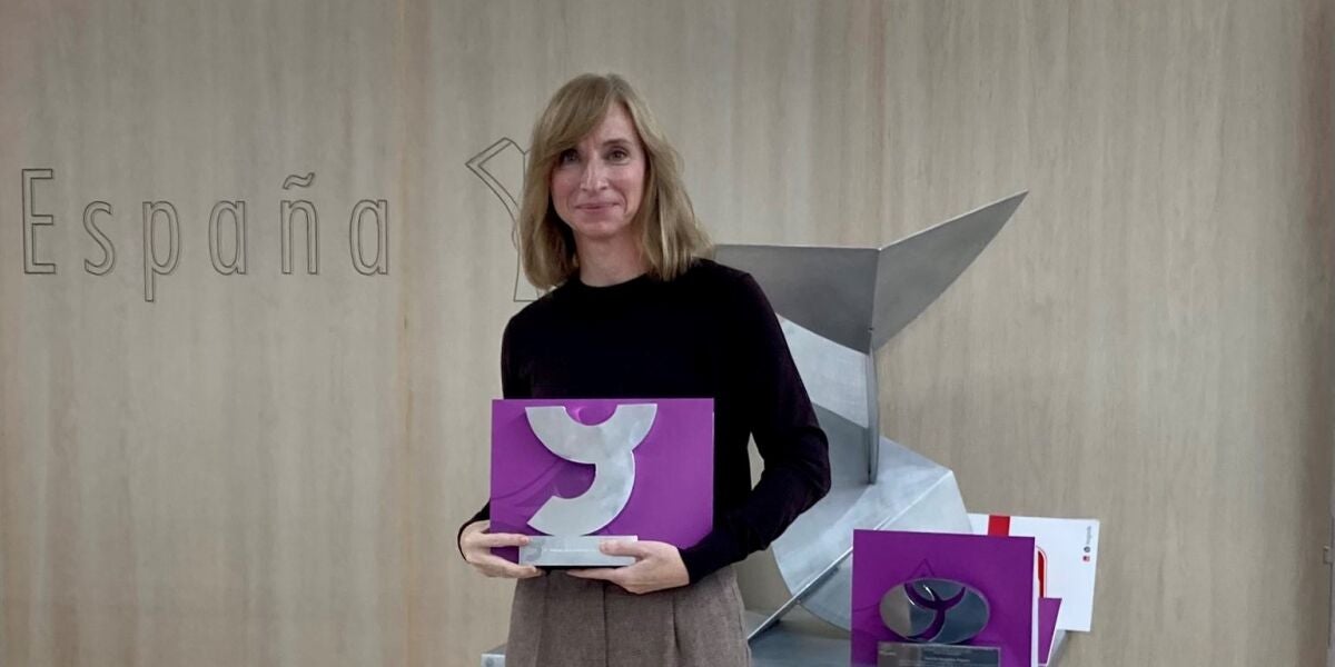 Susana Gato, directora adjunta de la Fundación, recoge el premio José Luis Pinillos a la Entidad Socialmente Excelente 