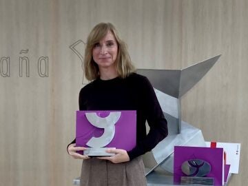 Susana Gato, directora adjunta de la Fundación, recoge el premio José Luis Pinillos  a la Entidad Socialmente Excelente  