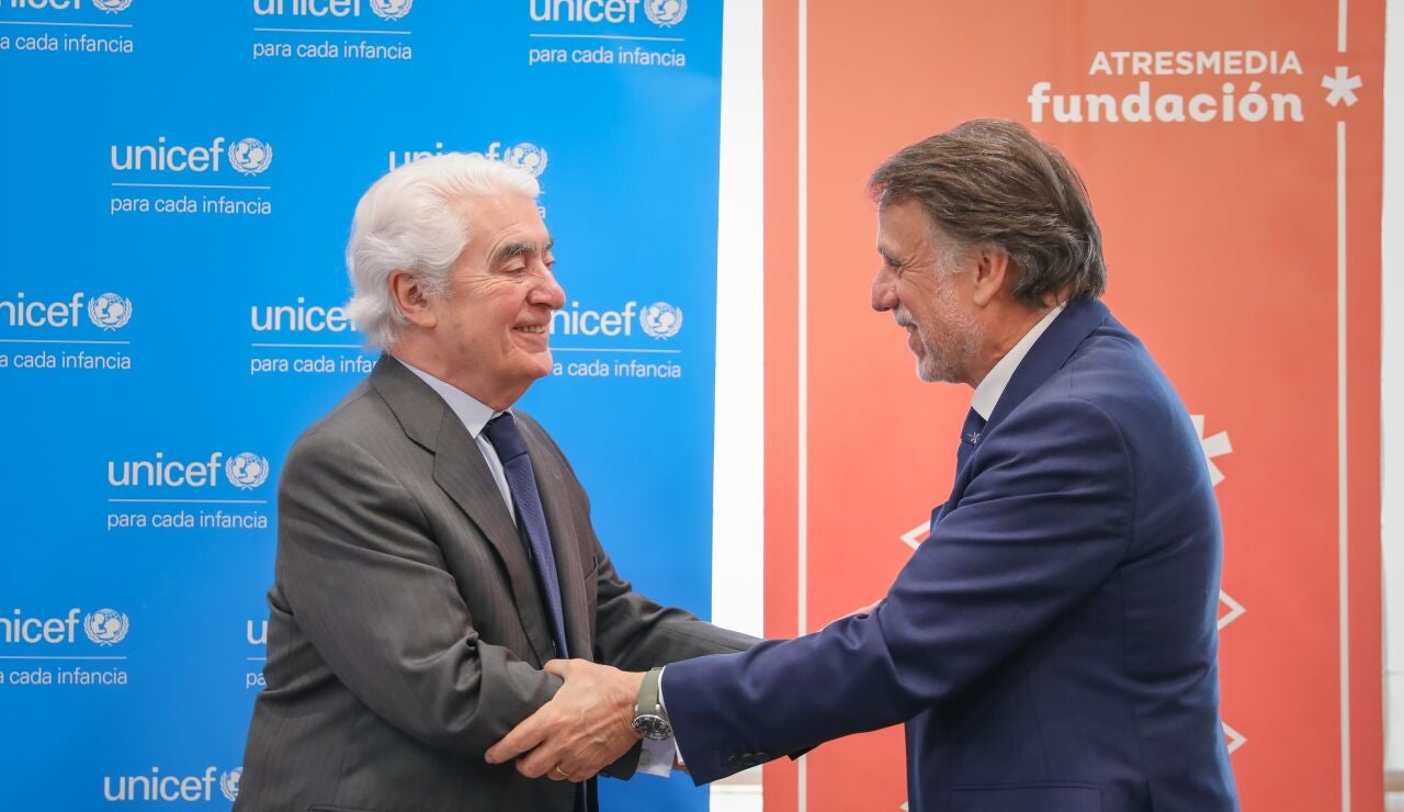 El presidente de UNICEF España, Gustavo Suárez Pertierra y el presidente del Grupo Atresmedia y de la Fundación Atresmedia, José Creuheras