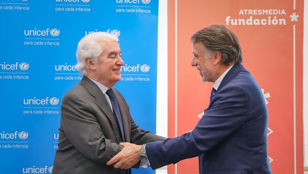 El presidente de UNICEF España, Gustavo Suárez Pertierra y el presidente del Grupo Atresmedia y de la Fundación Atresmedia, José Creuheras