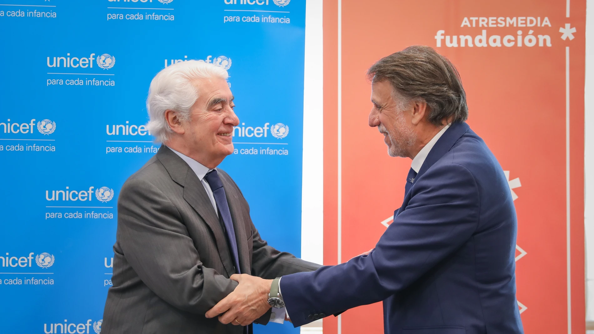 El presidente de UNICEF España, Gustavo Suárez Pertierra y el presidente del Grupo Atresmedia y de la Fundación Atresmedia, José Creuheras
