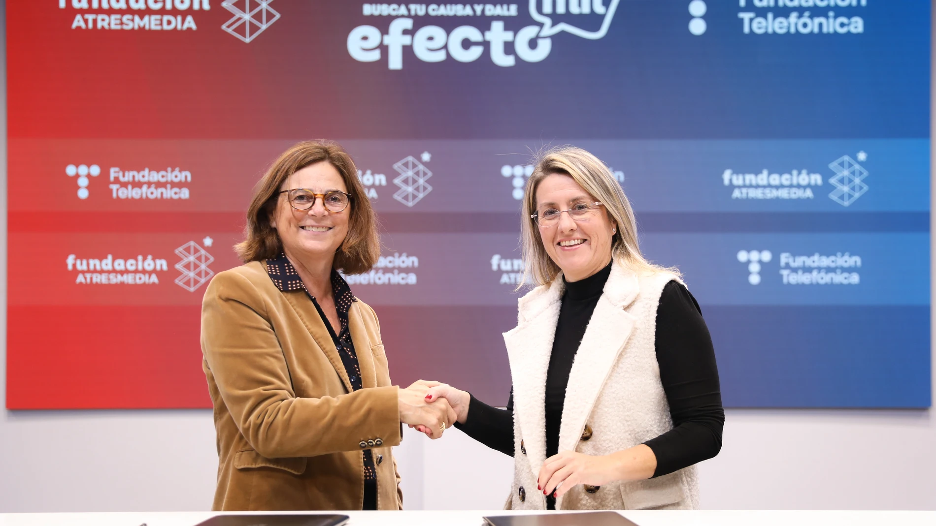 Carmen Morenés y Patricia Pérez firmando el acuerdo de colaboración entre Fundación Atresmedia y Fundación Telefónica