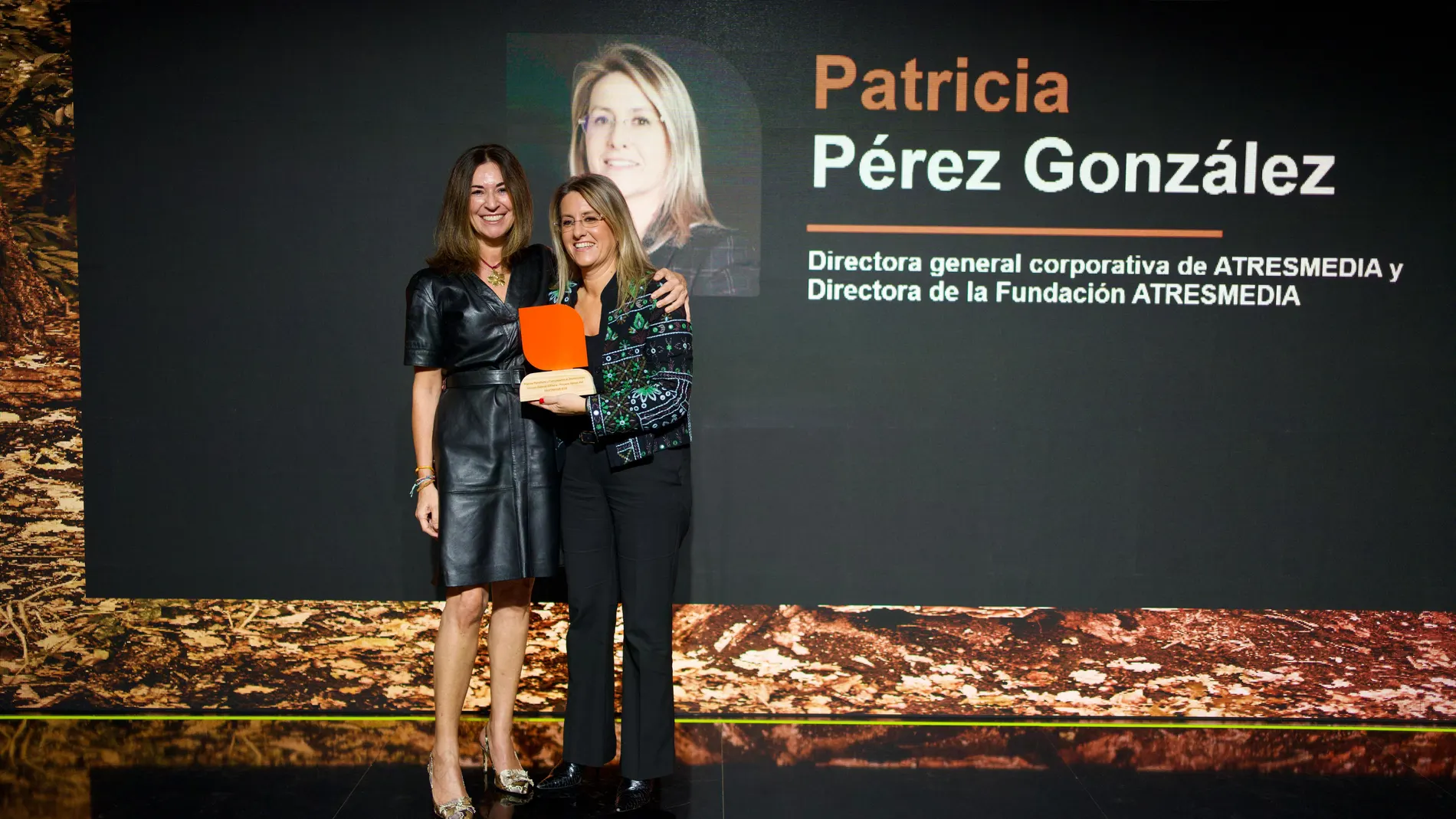 Patricia Pérez recoge el galardón en los ‘Premios de Periodismo y Comunicación en Sostenibilidad’ de MASORANGE