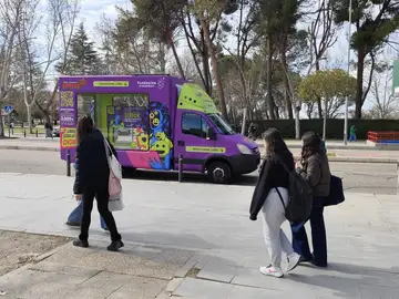 La Fundación Atresmedia recorre las universidades de Madrid con Efecto MIL para promover el buen uso de las redes sociales entre los jóvenes La Fundación Atresmedia recorre las universidades de Madrid con Efecto MIL para promover el buen uso de las redes sociales entre los jóvenes
