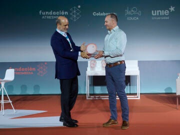 Así recogieron sus trofeos los finalistas y ganadores de los Premios Mentes AMI 2026