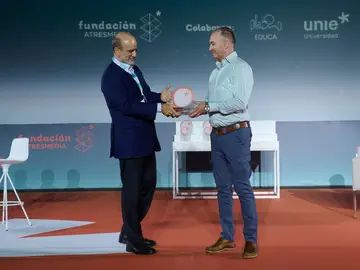 Así recogieron sus trofeos los finalistas y ganadores de los Premios Mentes AMI 2026 Así recogieron sus trofeos los finalistas y ganadores de los Premios Mentes AMI 2026